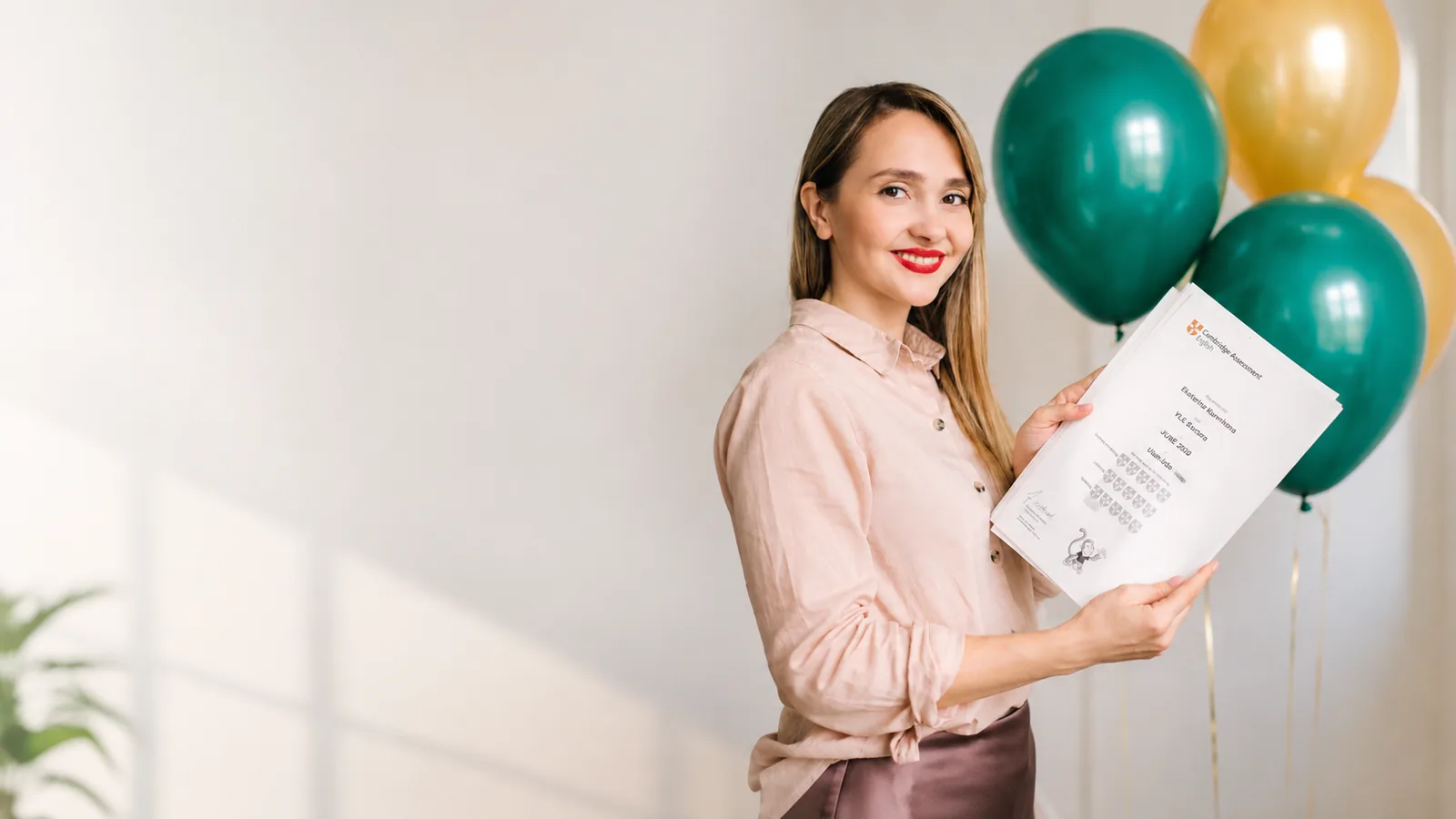 Ирина Гусева, руководитель центра Chatterbox, с учебными сертификатами
